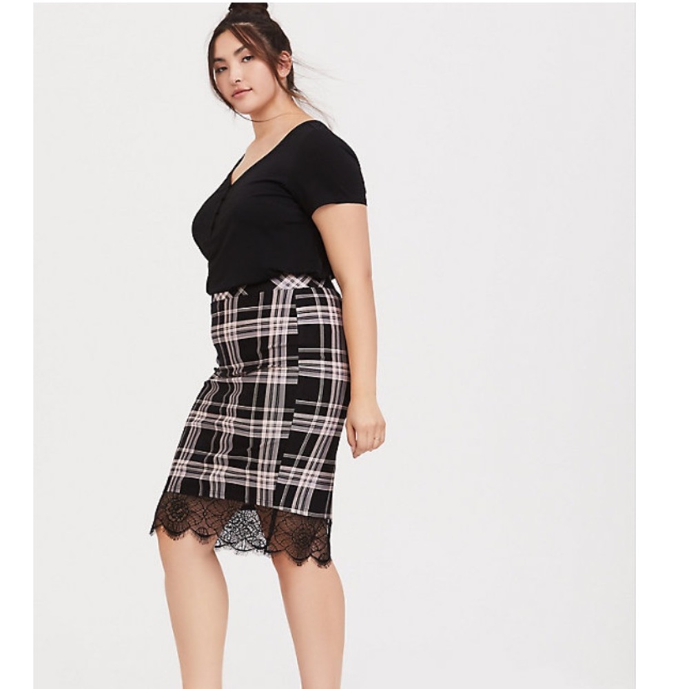 🆕 Torrid black plaid & lace ponte pencil skirt 2
